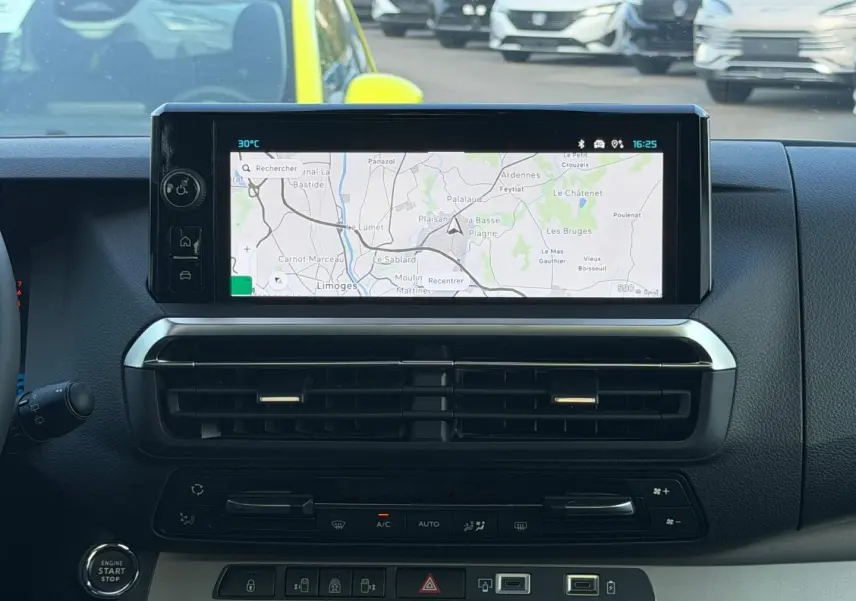 Intérieur du Citroën Spacetourer XL 2026, vue du tableau de bord avec écran tactile affichant une carte de navigation.