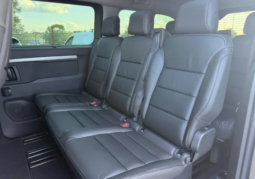 Vue intérieure côté droit sur la banquette arrière en cuir noir du Citroën Spacetourer XL 2026, avec ceinture de sécurité visible.