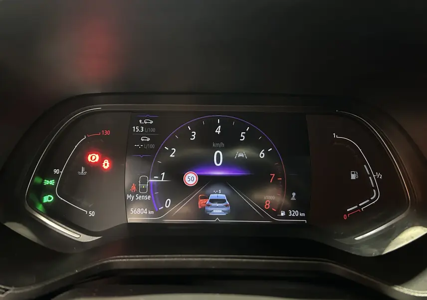 Tableau de bord numérique de Renault Clio V TCe 90 TECHNO 2023 affichant la vitesse à 0 km/h et indicateurs de sécurité actifs