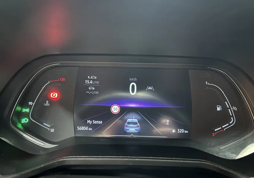 Tableau de bord numérique de Renault Clio V TCe 90 gris, affichant vitesse à 0 km/h et indicateurs de consommation et autonomie.