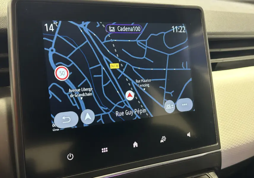 Écran tactile du système de navigation de la Renault Clio V TCe 90 TECHNO, affichant une carte routière en intérieur.