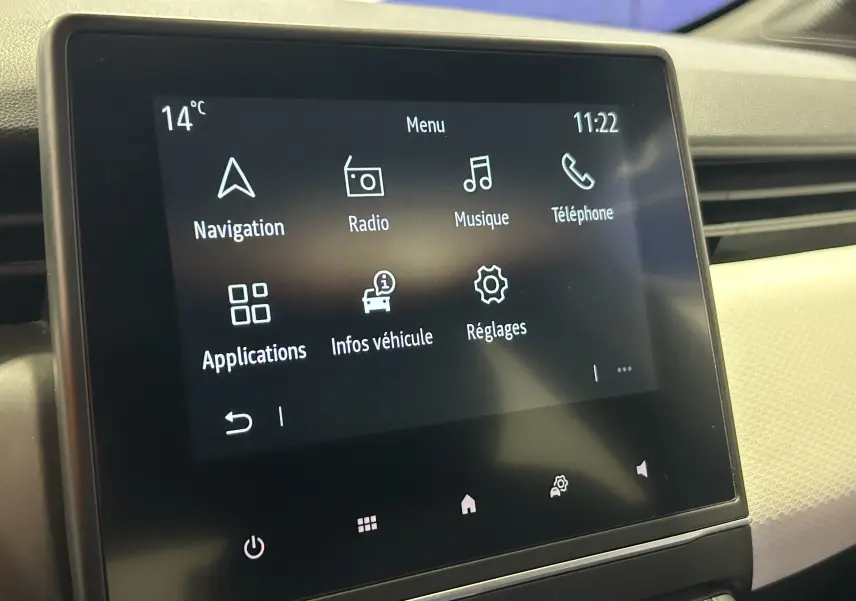 Écran tactile central de la Renault Clio V TCe 90 gris, affichant le menu principal avec navigation et réglages.