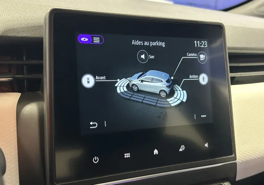 Écran tactile intérieur montrant l'aide au parking avec vue 3D d'une Renault Clio V grise et caméra 360° activée.