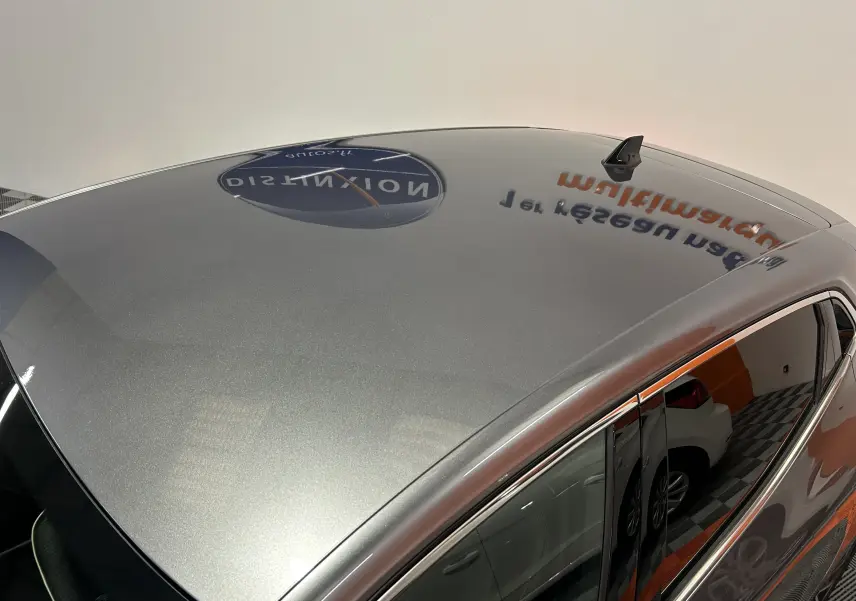 Toit gris métallisé de la Renault Clio V TCe 90 TECHNO 2023, vu en plongée avec antenne requin noire.