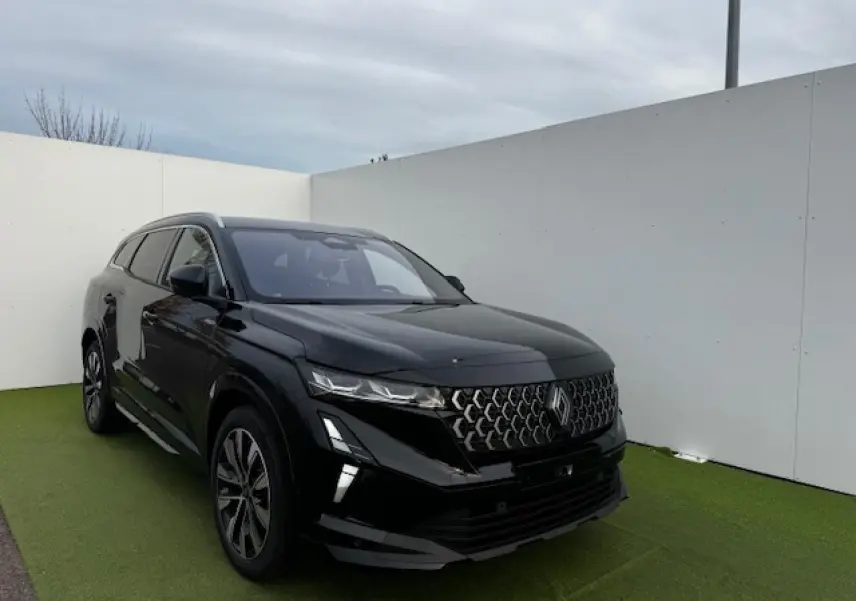 Renault Espace VI noir étoilé vu en 3/4 avant gauche, avec calandre gris chrome satin et jantes diamantées noires.