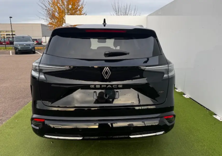 Vue arrière du Renault Espace VI noir étoilé 2025 avec feux LED moiré 3D et hayon motorisé visible.