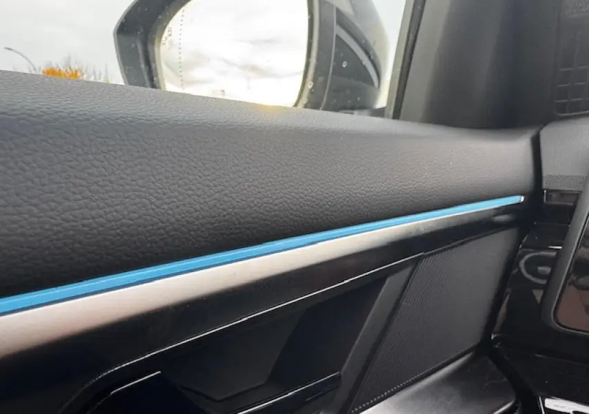 Détail de la porte côté gauche de la Renault Espace 2025 noir étoilé avec bande lumineuse bleue intérieure.