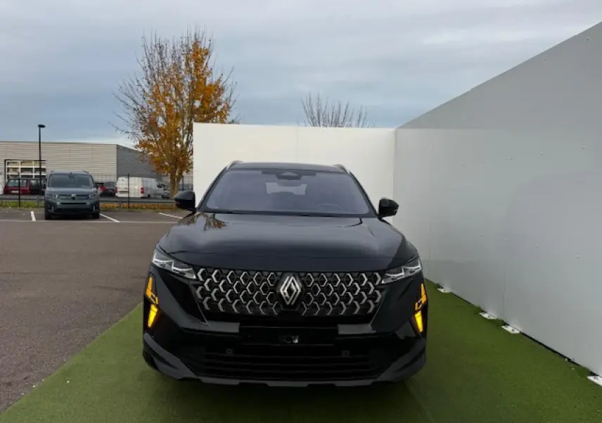 Vue de face d'un Renault Espace VI noir étoilé avec calandre gris chrome satin et feux LED allumés.