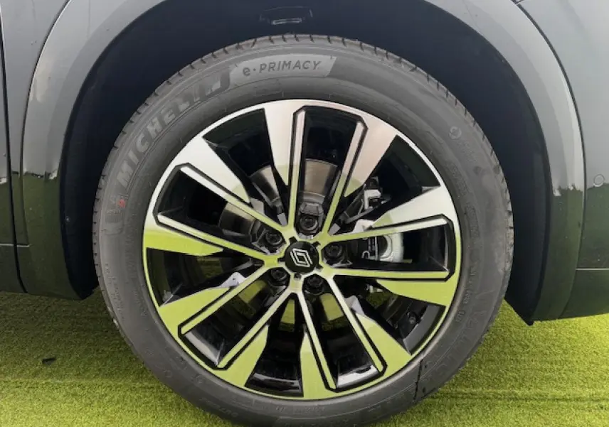 Gros plan sur la jante alliage diamantée noir brillant du Renault Espace VI 1.2 Full Hybrid 2025 en Noir Étoilé.