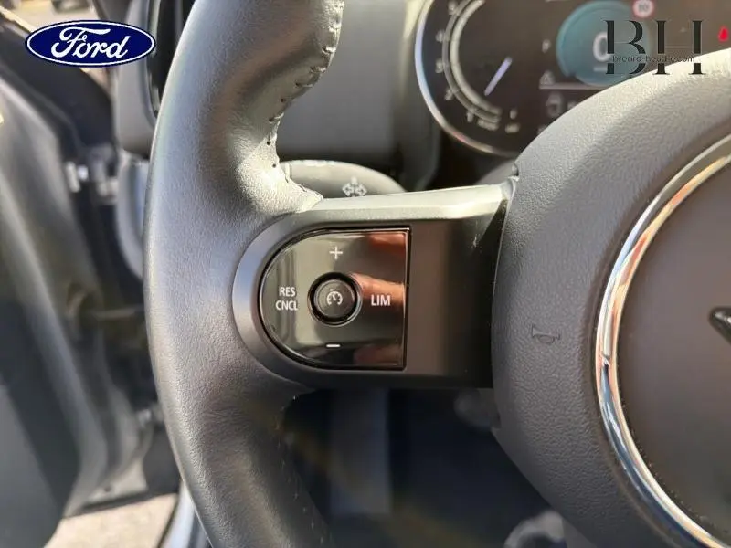 Gros plan sur la commande de régulateur de vitesse au volant cuir noir du MINI COUNTRYMAN Melting Silver III 2023.