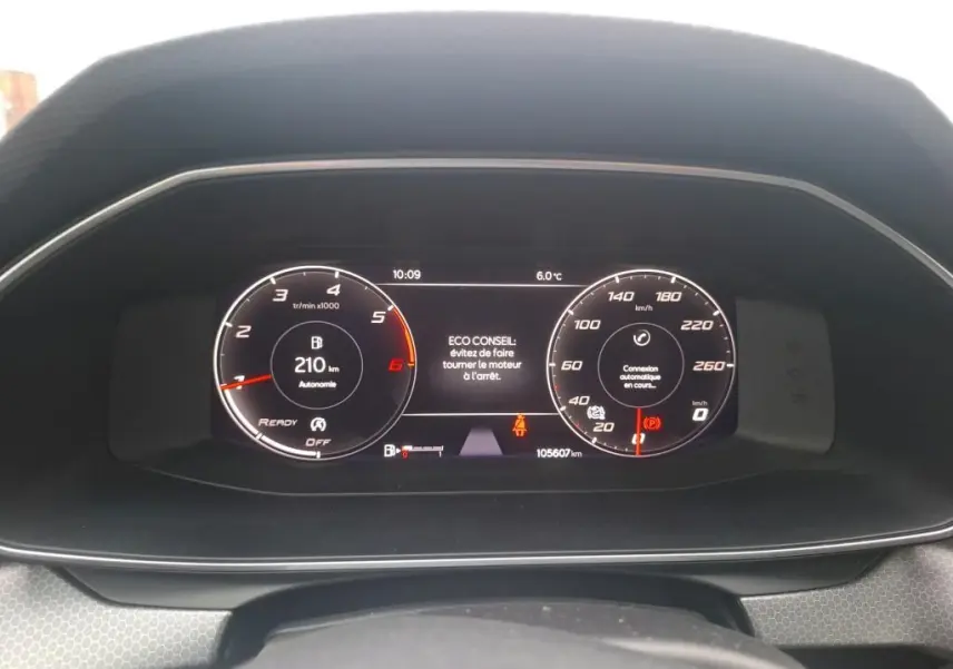 Vue rapprochée du tableau de bord numérique de la SEAT LEON gris, affichant vitesse, compte-tours et autonomie.