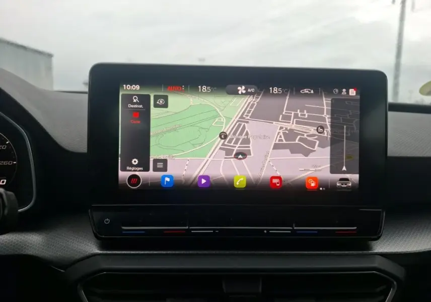 Écran tactile central du tableau de bord du SEAT LEON 2.0 TDI gris, affichant la navigation GPS en intérieur.