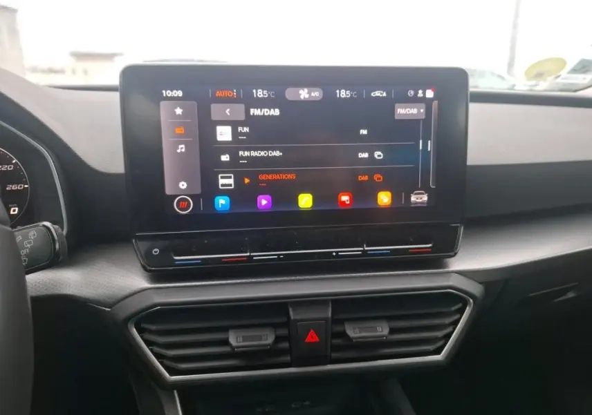 Écran tactile central affichant la radio FM/DAB dans l’habitacle noir d’une SEAT LEON gris 2021.