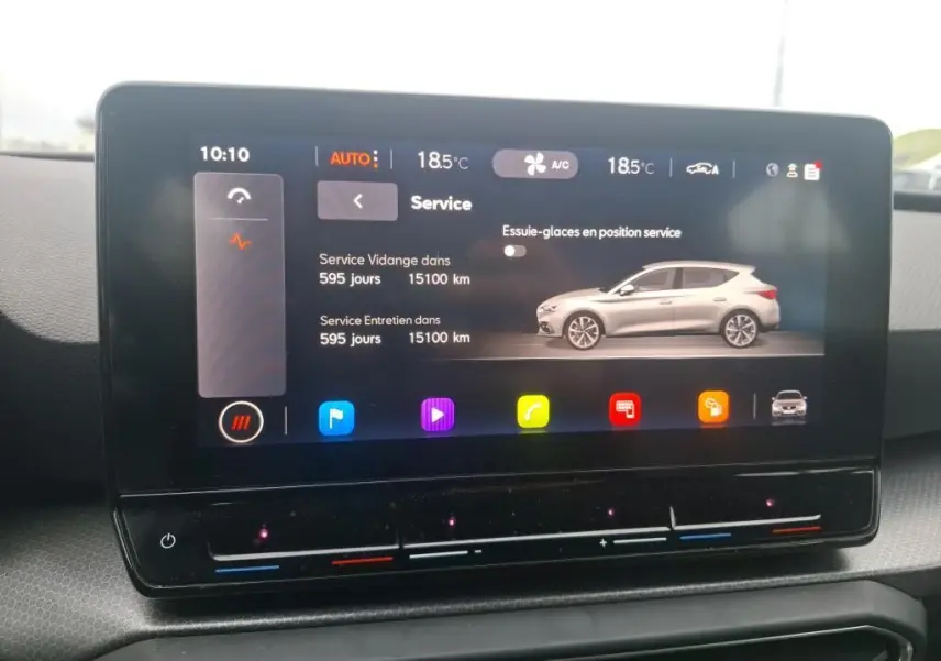Écran tactile intérieur montrant l'interface de service avec une illustration latérale grise de la SEAT Leon 2.0 TDI 115 STYLE 2021.