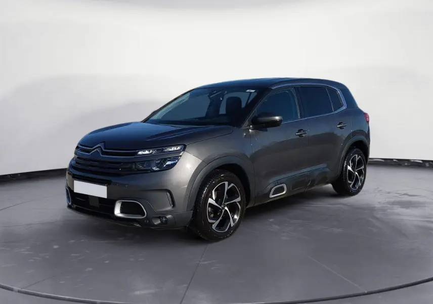 Citroën C5 Aircross gris platinium en 3/4 avant droit, avec jantes bi-ton et détails chromés sur boucliers et bas de caisse.