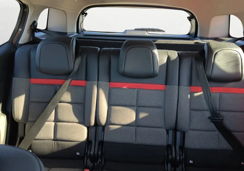 Vue arrière intérieure des sièges arrière gris avec bande rouge du Citroën C5 Aircross 2020, version Feel Nav.