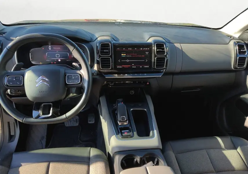 Vue intérieure avant du Citroën C5 Aircross 2020 gris platinium, tableau de bord et console centrale avec écran tactile.