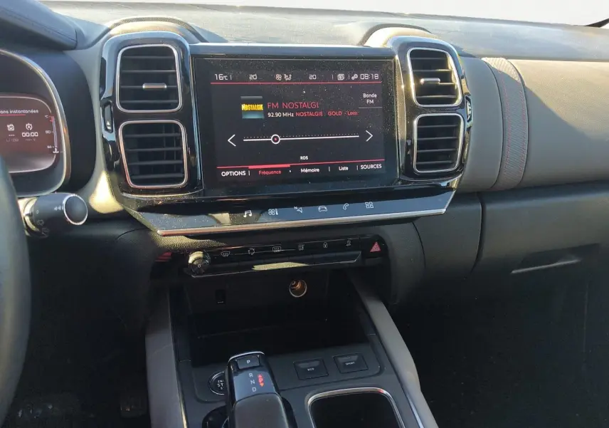 Vue intérieure de face du tableau de bord gris platinium du Citroën C5 Aircross avec écran tactile et levier de boîte auto.