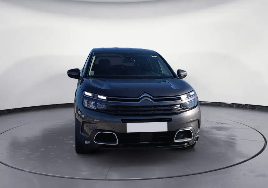Vue frontale d'un Citroën C5 Aircross gris platinium 2020 avec feux LED et calandre distinctive.
