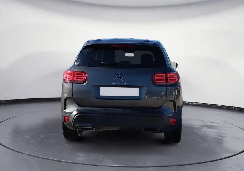 Vue arrière d'un Citroën C5 Aircross gris platinium 2020 avec feux arrière LED distinctifs et double sortie d'échappement.