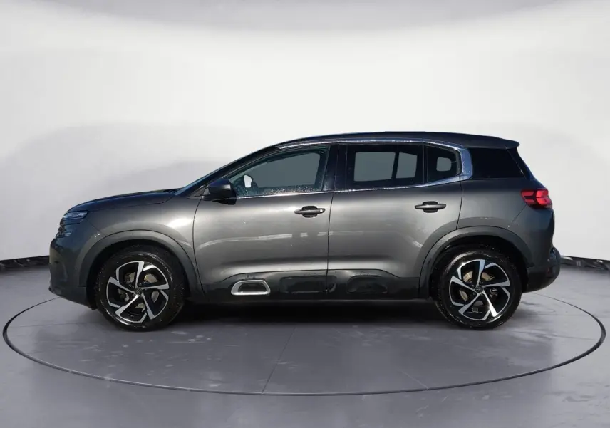 Profil droit du Citroën C5 Aircross gris platinium 2020 avec jantes bi-ton et protections noires basses.