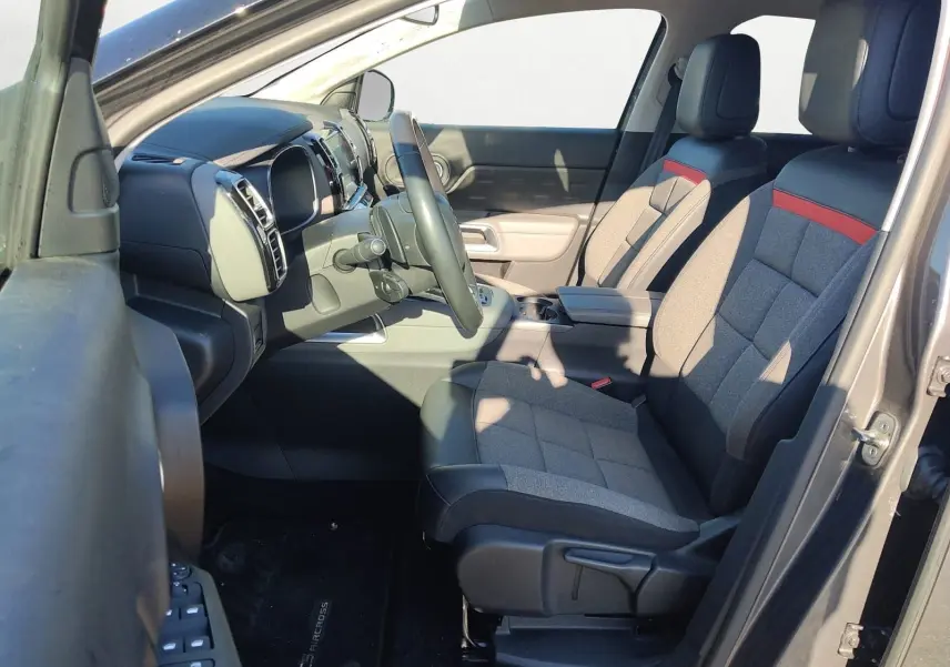 Vue intérieure côté conducteur du Citroën C5 Aircross gris platinium, sièges bi-matière avec bande rouge distinctive.