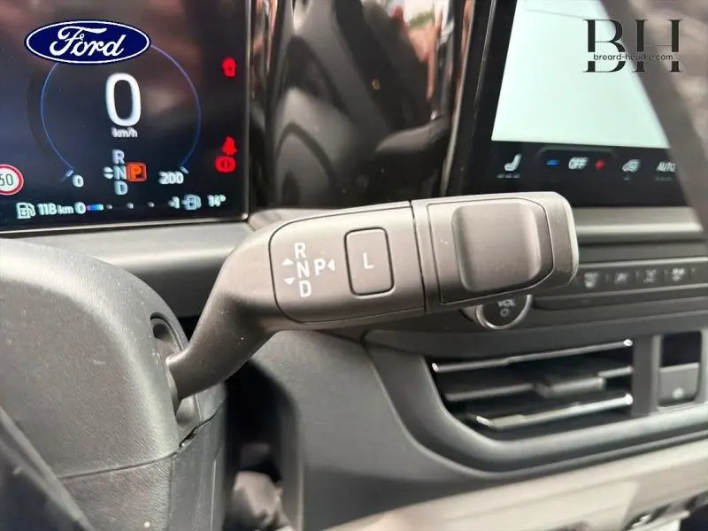 Gros plan sur la commande de boîte automatique et le tableau de bord numérique du Ford Transit Custom Fourgon gris Matter Spéciale.