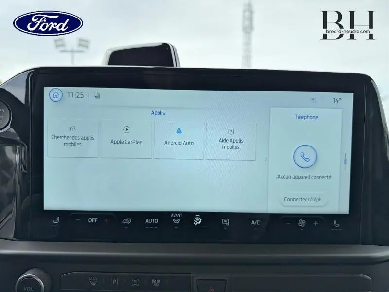 Écran tactile intérieur du Ford Transit Custom gris, affichant les options Apple CarPlay et Android Auto.