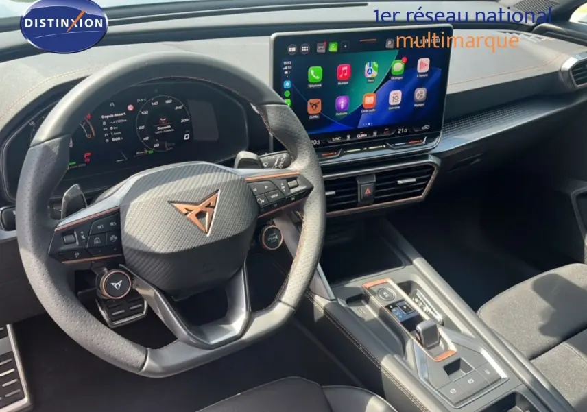 Intérieur noir du CUPRA Formentor 1.5 eTSI 2026, vue sur le volant multifonction et l’écran tactile central.