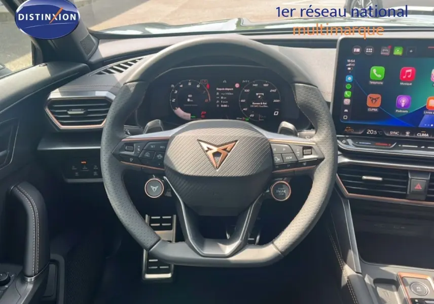 Vue intérieure centrée sur le volant multifonction en cuir perforé et l’écran tactile du CUPRA Formentor 1.5 eTSI 2026.