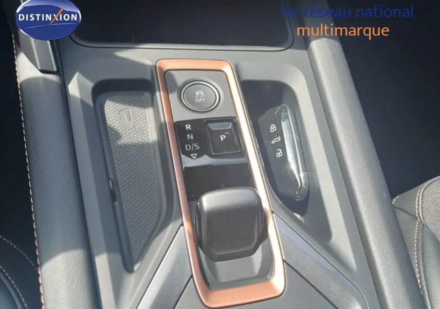 Vue rapprochée de la console centrale de la CUPRA Formentor 1.5 eTSI, mettant en valeur la commande de boîte automatique et le porte-clés.