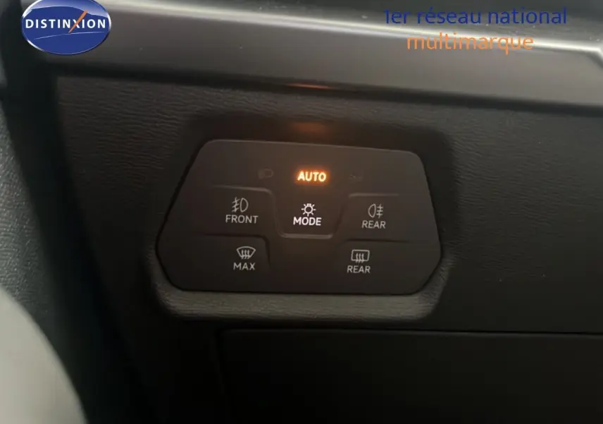 Panneau de commandes d’éclairage intérieur avec mode automatique allumé sur CUPRA Formentor bleu Fjord 2026.
