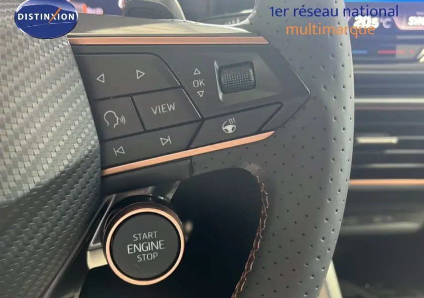 Gros plan sur le volant perforé et les commandes du conducteur du CUPRA Formentor 1.5 eTSI, avec bouton start/stop.