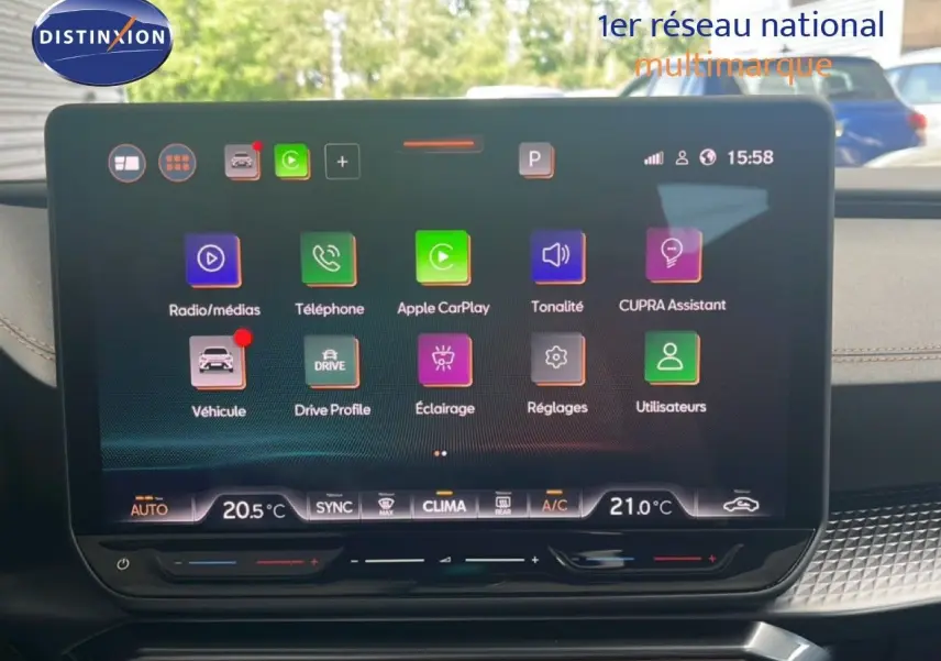 Écran tactile central affichant les options multimédias et climatisation dans l’habitacle d’une CUPRA Formentor 2026.