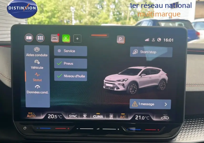 Écran tactile intérieur affichant l'état du véhicule avec une illustration 3D blanche du CUPRA Formentor.