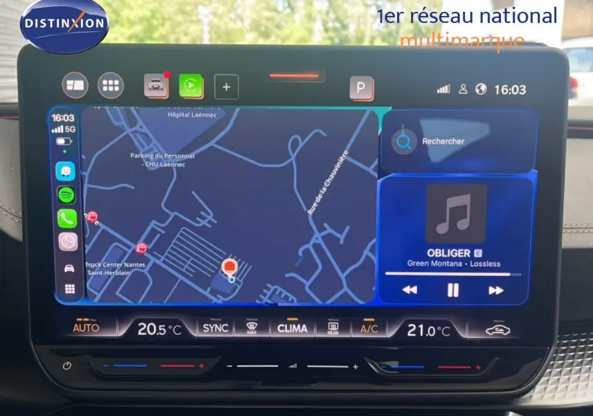 Écran tactile central du tableau de bord du CUPRA Formentor 1.5 eTSI 2026, affichant navigation et musique.