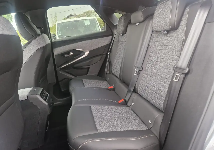 Vue latérale intérieure des sièges arrière du Peugeot 3008 2025 gris Artense, avec sellerie mixte tissu et cuir.