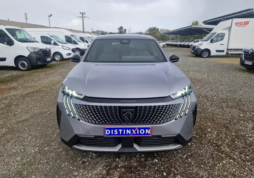 Vue avant d'un Peugeot 3008 gris Artense 2025 avec calandre noire distinctive et feux LED allumés.