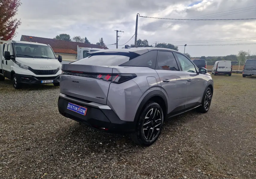 Peugeot 3008 gris Artense vue 3/4 arrière droit, avec jantes noires et feux arrière LED distinctifs.