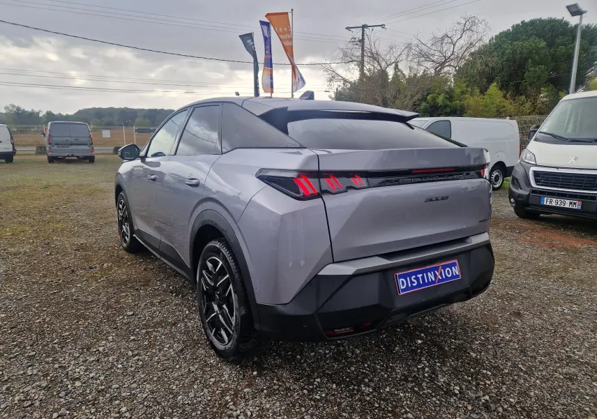 Vue 3/4 arrière droite d'un Peugeot 3008 gris Artense avec feux arrière LED distinctifs et jantes noires.