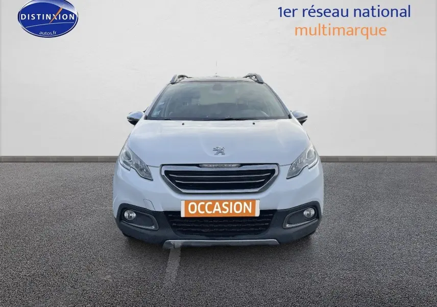 Vue de face d'un Peugeot 2008 blanc version Crossway avec plaque orange "OCCASION" sur un sol gris.