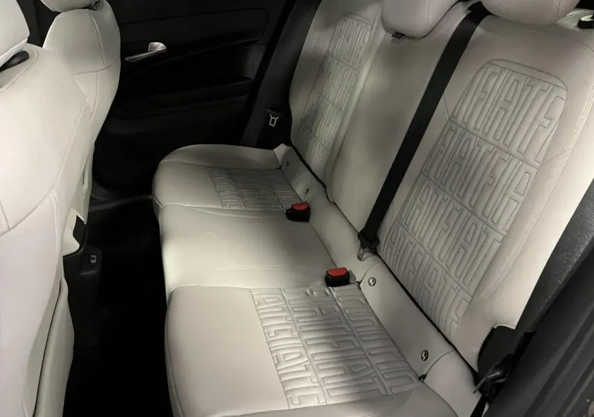 Vue latérale droite de la banquette arrière ivoire soft touch avec motifs FIAT embossés du Fiat 600 noir 2024.