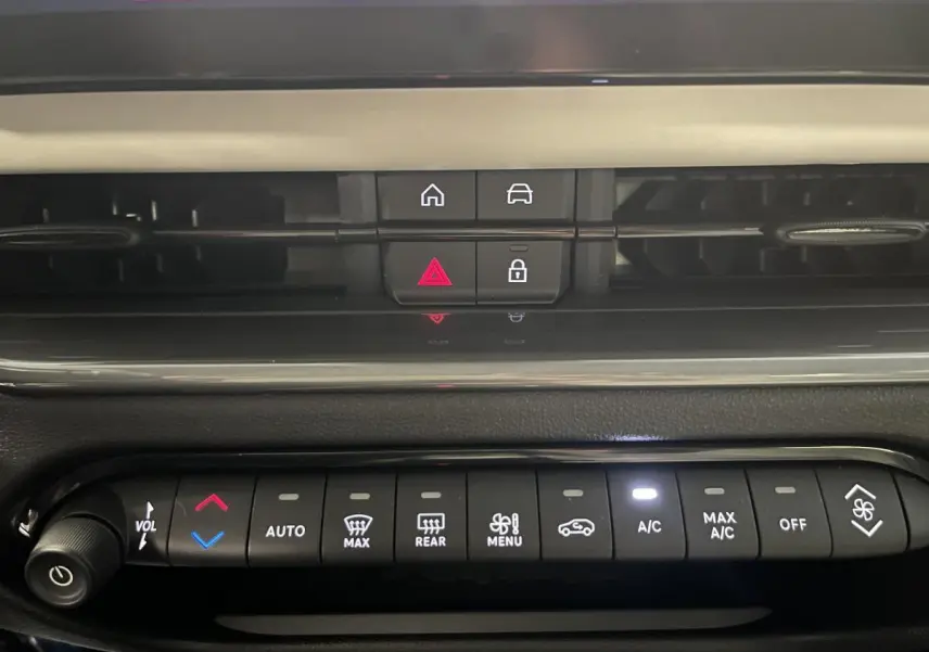 Panneau de commandes climatisation et audio noir brillant de la FIAT 600 La Prima 2024 vue de face.