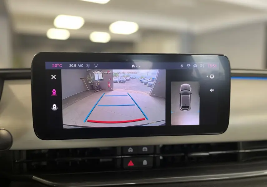 Écran central affichant la caméra de recul et vue 360° du tableau de bord ivoire de la Fiat 600 noire hybride.