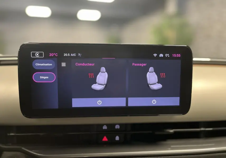 Écran tactile central de la Fiat 600 La Prima 2024 affichant le réglage des sièges chauffants côté conducteur et passager.