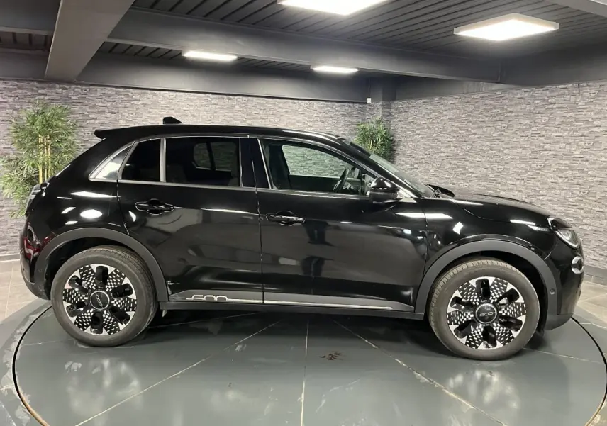 Profil côté gauche du FIAT 600 noir 2024 avec jantes alliage diamantées et logo 600 sur la porte.