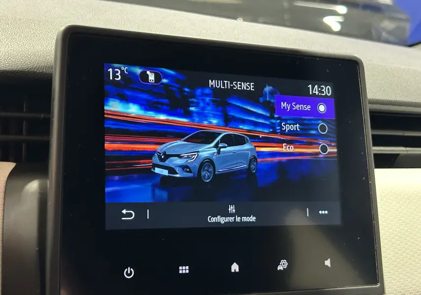 Écran tactile intérieur montrant la configuration des modes de conduite d'une Renault Clio V.