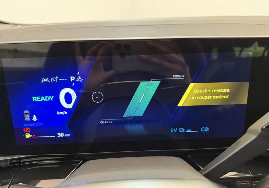 Affichage numérique du combiné instruments du Renault Espace esprit Alpine 2025, avec alertes et mode Eco visible.