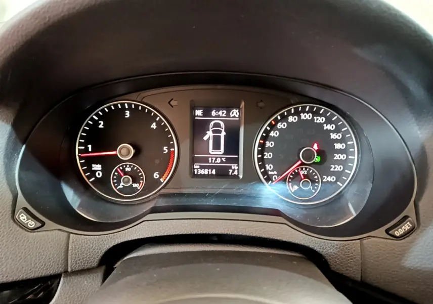 Vue rapprochée du tableau de bord du Volkswagen Sharan marron, affichant compte-tours, vitesse et écran central digital.