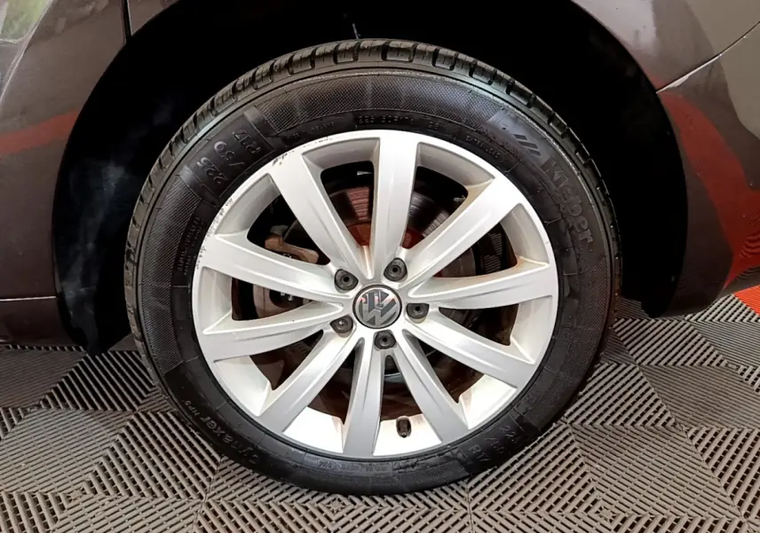 Gros plan sur la roue avant droite avec jante alliage argentée du Volkswagen Sharan marron 2017